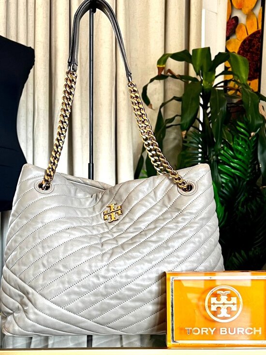 AUTHENTIC TORY BURCH GREY QUILTED LEATHER LARGE KIRA SHOULDER BAG - Picture 1 of 13